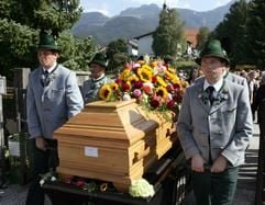 Der Sarg eines Verstorbenen wird über einen Friedhof getragen. Individuell gestaltete Trauerfeiern seien die Ausnahme, meinen Bestatter. (Foto: dpa)