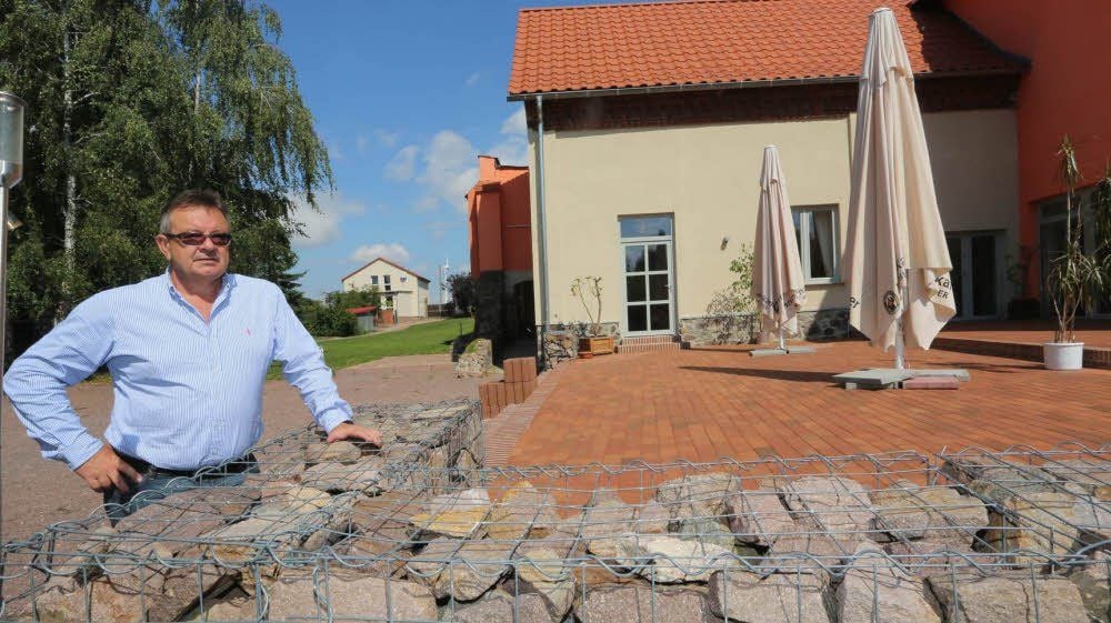 Reinhard Bauer hat sein Anwesen verwandelt. Dazu gehört auch eine neue Terrasse an der umgebauten Remise.