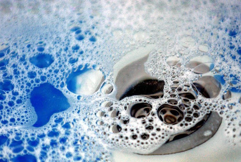 Abwasser fließt aus einem Waschbecken.