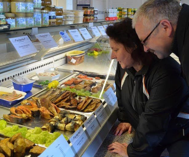 Frank und Silvia Leuthold wählen aus.