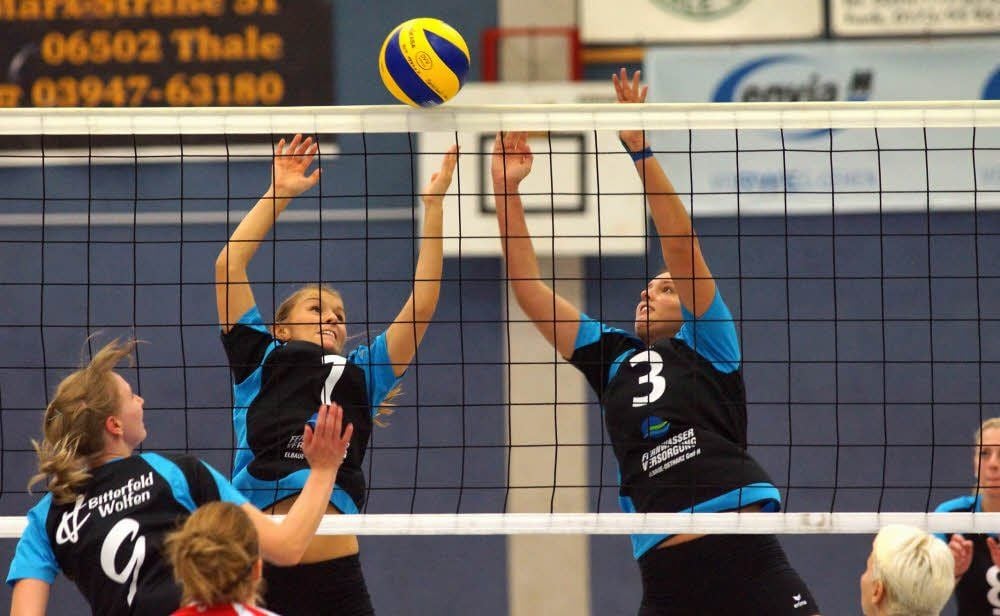 Sarah Weiß (r.) und Anna Goes erwarten morgen mit ihrem Blankenburger Team den Regionalliga-Vorletzten aus Berlin-Köpenick in Thale.