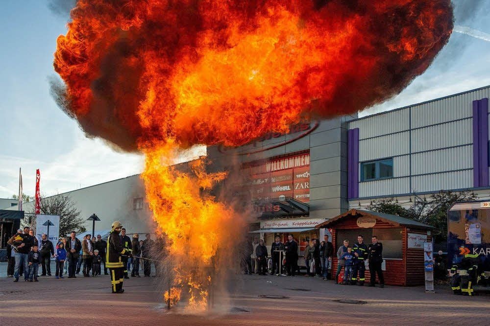 Die Feuerwehr Kabelsketal zeigt hier, was passiert, wenn Wasser in brennendes Öl gegossen wird.