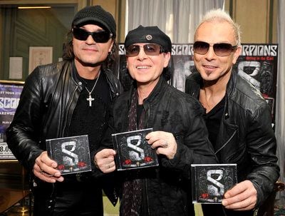 Leadsänger Klaus Meine (M) und die Gitarristen Matthias Jabs (l) und Rudolf Schenker. Die Scorpions haben am Montagabend in Prag ihre Welttournee begonnen. (FOTO: DPA)