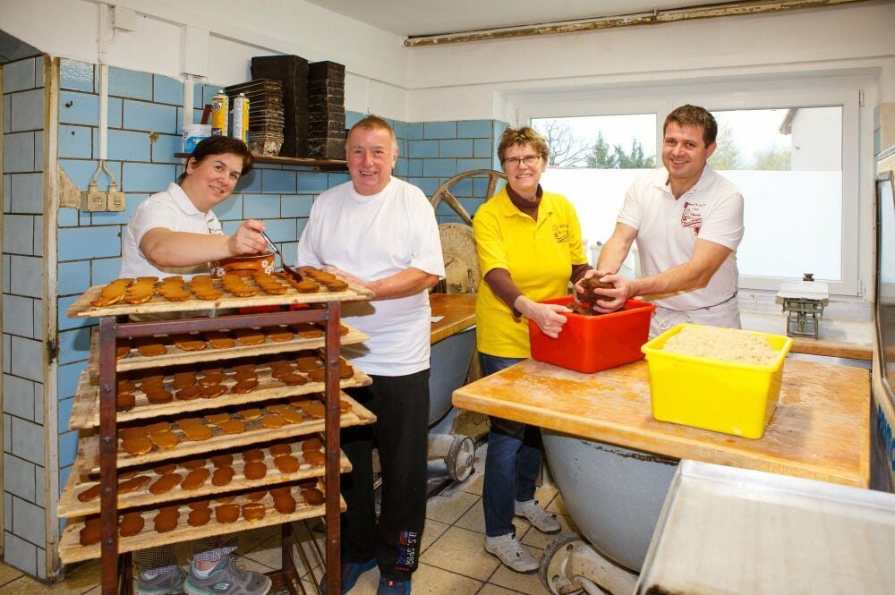 Die Bäckerei Eisenschmidt in Rehmsdorf feiert in diesen Tagen ihr 75-jähriges Bestehen, Thomas und Gabi Eisenschmidt (Mitte) haben das Familienunternehmen vor einiger Zeit an Sohn Jan Eisenschmidt (r.) und seine Frau Simone (l.) übergeben.
