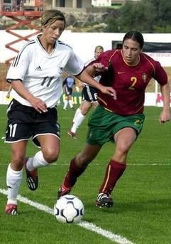 Inka Grings (l) setzt sich gegen Carla Monteiro durch. (Foto: dpa)