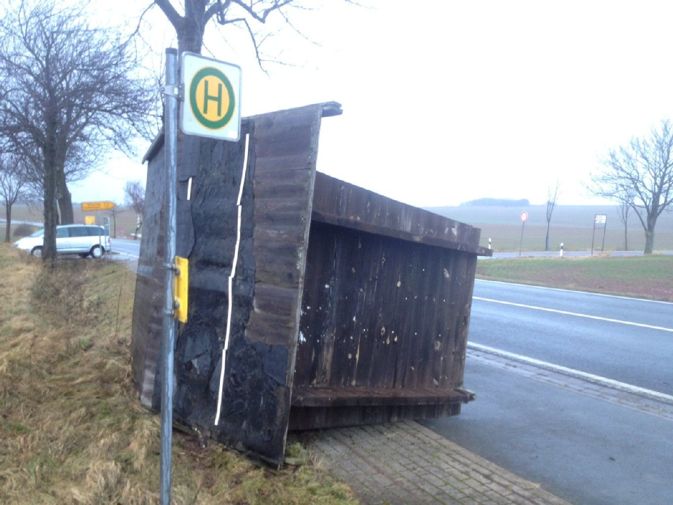 Im Landkreis Mansfeld-Südharz hat der Wind eine Bushaltestelle umgeweht.
