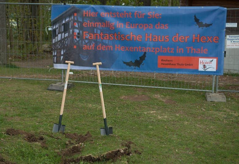 Dienstag erfolgte der Spatenstich zum Bau eines Hexen-Erlebnishauses auf dem Hexentanzplatz.