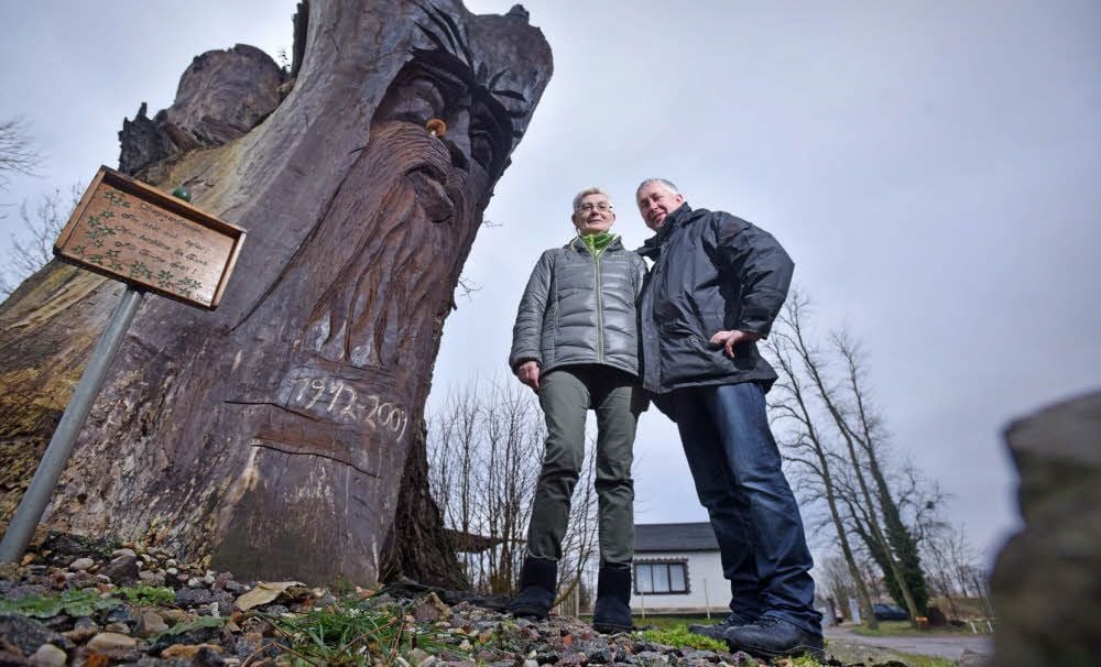 Die Pfandfinder Silvan Dorn (r.) und Birgitt Henke wollen mit den Kindern in der Gartensparte „Seegarten“ Raguhn auch eine Jurte bauen.