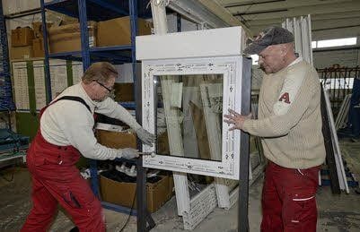 In der Firma Roßlauer Bauelemente wird ein Musterfenster in einen Messeständer eingebaut.