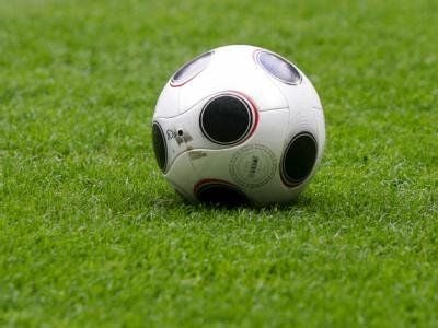 Ein Fußball liegt auf dem Rasen.