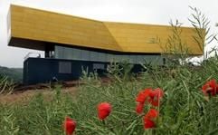 Das futuristische Gebäude der Arche Nebra vor seiner Eröffnung am 21. Juni 2007 in unmittelbarer Nähe zum Fundort der Himmelsscheibe. (Foto: dpa)
