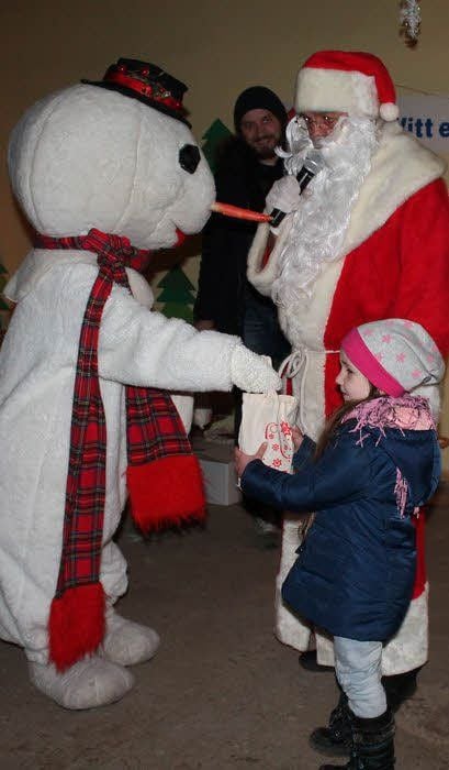 Weihnachtsmann und Schneemann brachten gemeinsam für die Kinder Geschenke.