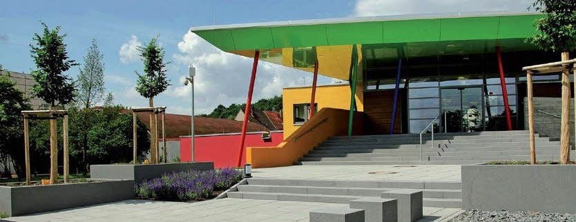 So sieht die umgebaute Schwimmhalle im sächsischen Borna aus, deren Grundkörper auf dem gleichen Typenbau aus DDR-Zeiten basiert.