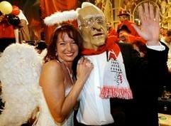 Die Fürther Landrätin Gabriele Pauli, verkleidet als Engel, «kuschelt» sich in Veitshöchheim bei Würzburg nach der Fernsehaufzeichnung der Karnevalssitzung «Fastnacht in Franken» an ihren Tischnachbarn, der mit einer Maske des bayerischen Ministerpräsidenten Edmund Stoiber (CSU) verkleidet ist . (Foto: ddp)
