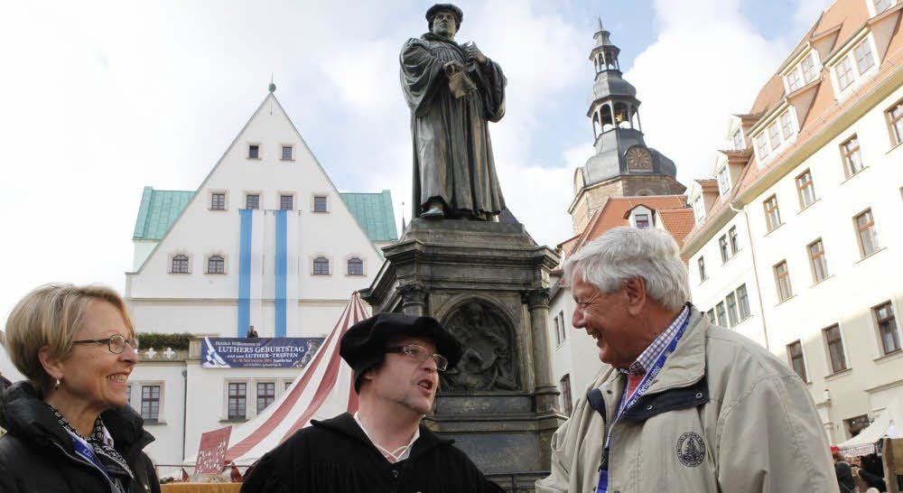 Auf einen Plausch mit Martin Luther (Torsten Lange): Die Amerikaner Marianne und Gary Luther freuten sich über die Begegnung.
