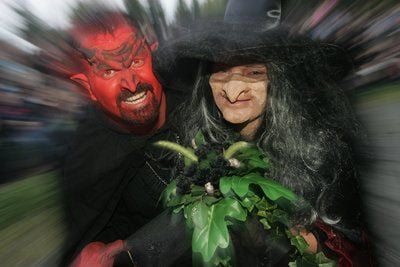 Zur ersten Hexenhochzeit schlossen in der Walpurgisnacht in Schierke (Landkreis Harz) Hexe Heidi und Teufel André vor mehreren tausend Schaulustigen den Bund der Ehe. (FOTO: DPA)
