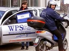 Zwei Mitarbeiter des Westdeutschen Post Service GmbH (WPS) fahren in Dortmund zur Briefverteilung aus. Mit seiner Tochter WPS macht der Medienkonzern WAZ-Gruppe der Post im Bereich der privaten Postzustellung Konkurrenz. (Foto: dpa)