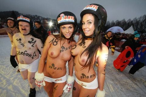 Frauen und Männer gehen am 18. Februar 2012 zum Start des 4. Internationalen Nacktrodeln in Braunlage (Niedersachsen). (ARCHIVFOTO: DPA)