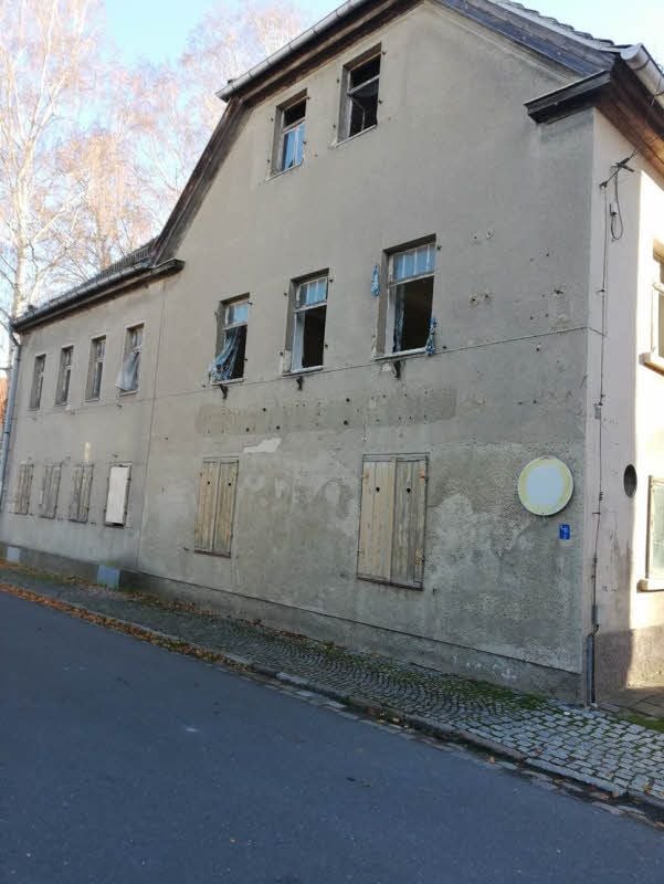 Im Erdgeschoss sind die Fenster dicht. Das Glas von oben lag auf der Straße.