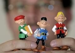 Der Berliner Cartoonist und Sammler Achim Purwin zeigt im Bernburger Schloss-Museum die Figuren der Comic-Helden "Die Abrafaxe". Im Mittelpunkt von Purwins Ausstellung stand die Geschichte der Comics in der DDR. Die knapp 2000 Exponate waren vom 17. Oktober bis zum 30. November 2003 in Bernburg zu sehen. (Archivfoto: dpa)