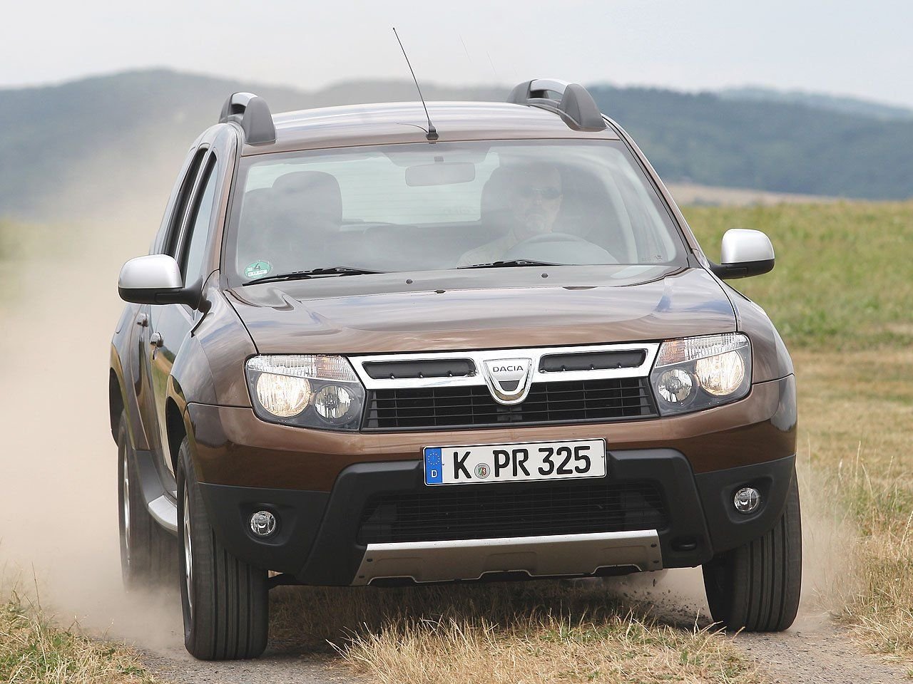 Der Dacia Duster sieht schwarz.