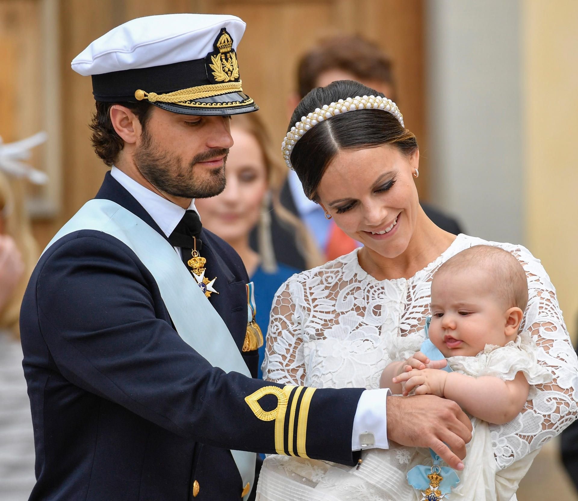 Prinz Carl Philip und Prinzessin Sofia halten Söhnchen Alexander in der Palastkapelle von Drottningholm Palast in Stockholm auf dem Arm. der Mini-Prinz bekommt ein Geschwisterchen. Sofia ist zum zweiten Mal schwanger.