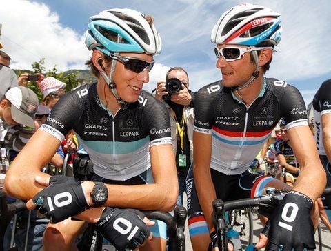 Andy Schleck (links) und Frank Schleck sind startbereit. (FOTO: DPA)