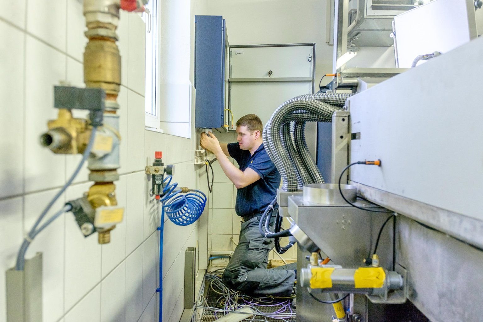 Die Schlauchwaschanlage kommt aus der Generalreparatur zurück und wird montiert.