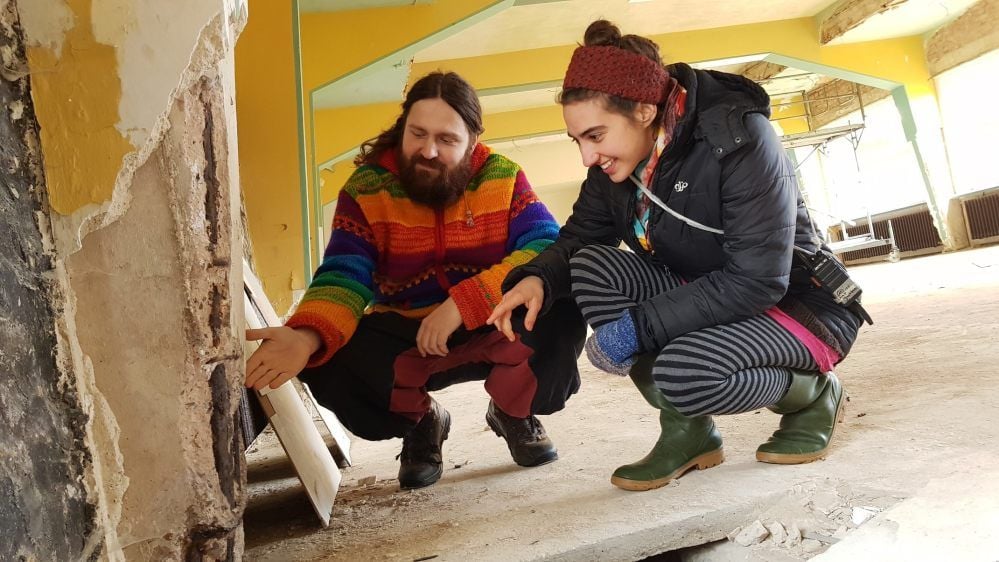 Tobias Michaelis und Julia Pleintinger gehören zur Gemeinschaft Freie Feldlage. Damit der Saal künftig genutzt werden kann, müssen erhebliche Mängel an den Betonstahlträgern behoben werden.