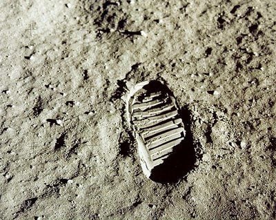 Ein Fußabdruck des amerikanischen Astronauten Edwin E. Aldrin auf dem Mond. Die Originalaufnahmen von 1969 sind seit Jahren spurlos verschwunden. (FOTO: DPA)