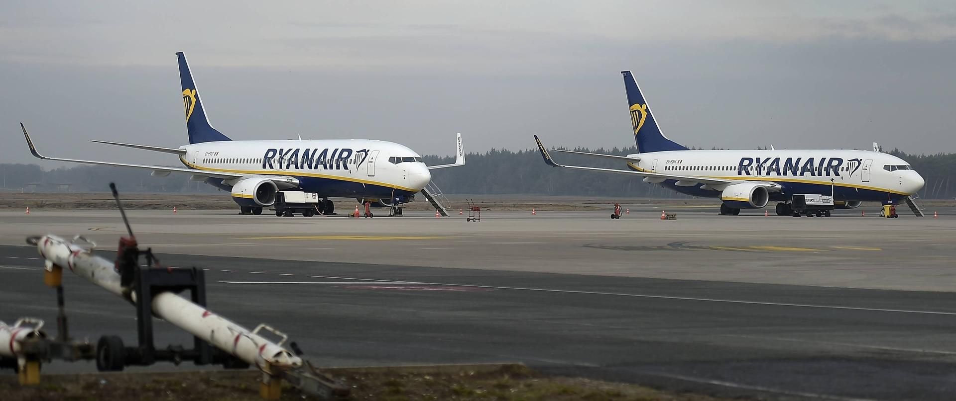 Maschinen der Fluggesellschaft Ryanair auf der Rollbahn eines Flughafens.