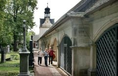 Besucher gehen über den Stadtgottesacker in Halle, der in diesen Tagen 450 Jahre besteht. (Foto: dpa)
