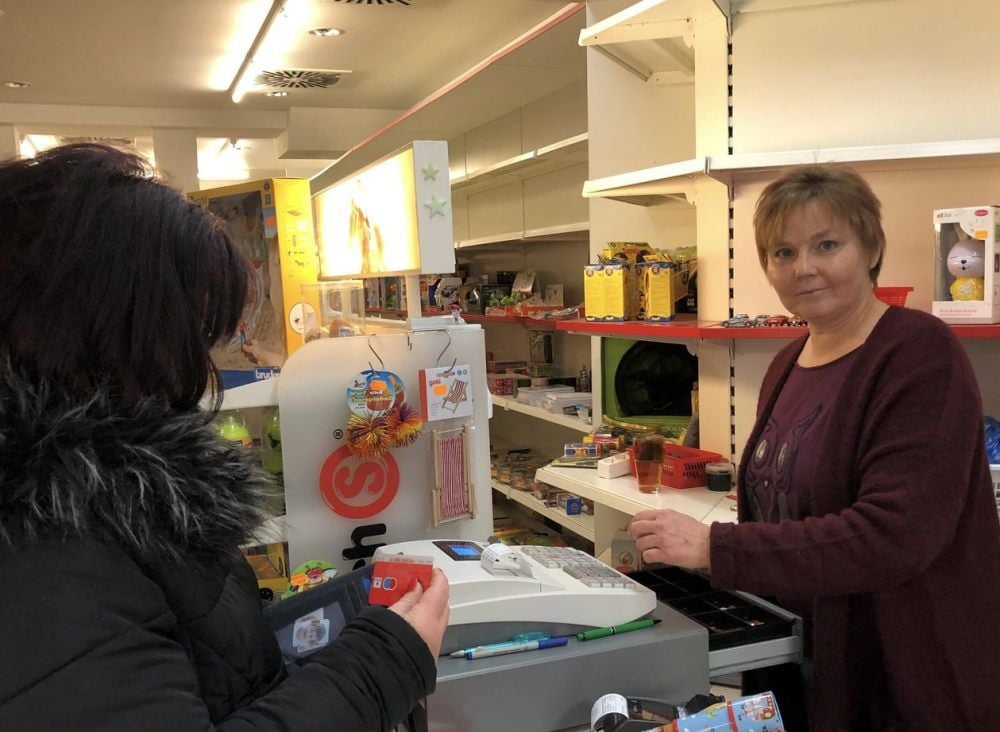 Katrin Seliger schließt ihren Spielzeugladen. Wer Fragen hat oder Interesse an Regalen: Tel. 03491/45 98 00.