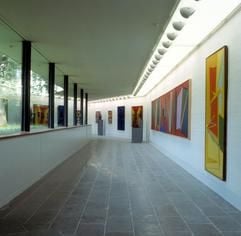 Gemälde mit Aussicht - bei der Gestaltung der Ausstellungsräume wurde die grüne Außenwelt bewusst einbezogen. (Foto: dpa)