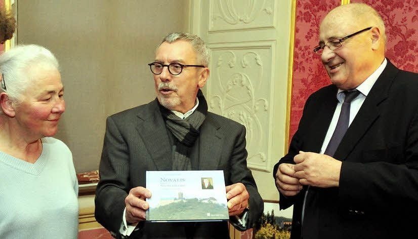 Bernd Bräuer (Mitte) spricht mit Renate Fischer und Günter Henze vom Literaturkreis Novalis über sein neues Buch zu Friedrich von Hardenberg.