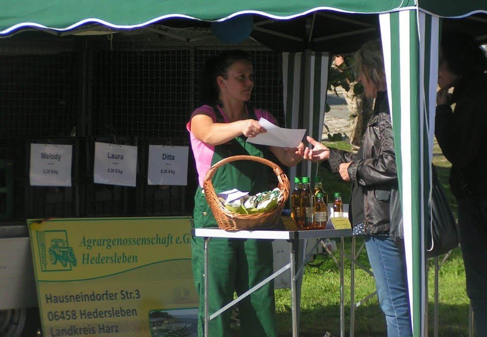 Am Stand der Agrargenossenschaft Hedersleben gibt es ganz verschiedene Sorten Kartoffeln samt Zutaten und Tipps zum Zubereiten.