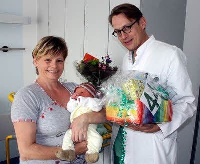 Chefarzt Martin A. Voss beglückwünscht Katharina Reiche. Ihr Sohn Ben ist das 444. Baby, das in diesem Jahr im Wittenberger Krankenhaus das Licht der Welt erblickte.