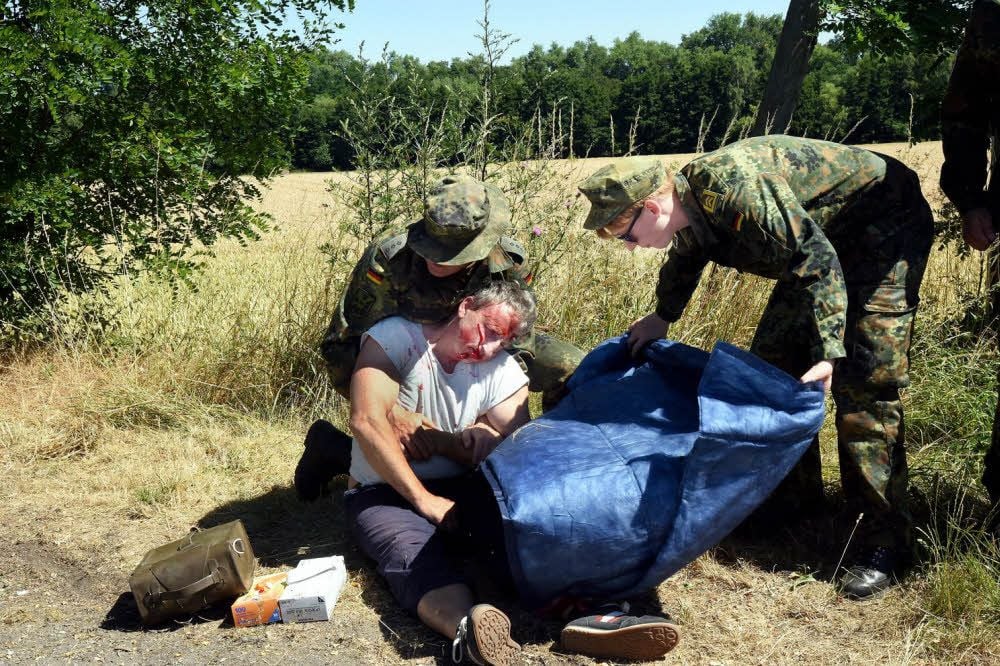 Autounfall in Kretzschau: Die Reservistenteams mussten die Situation bewerten und schnell Erste Hilfe leisten.