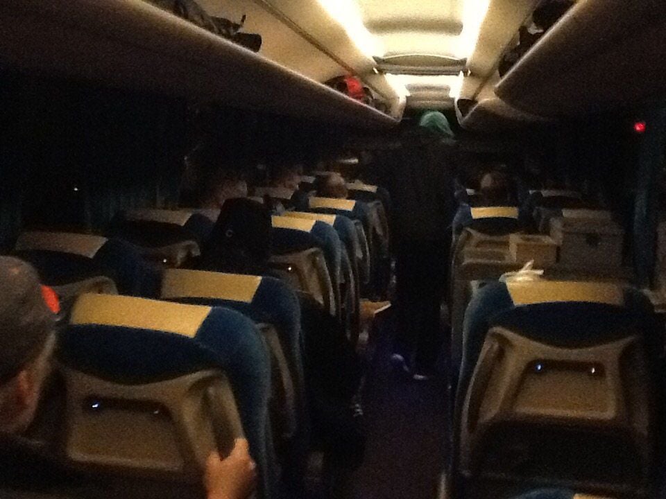 Angespannte Stimmung im Bus: In den frühen Morgenstunden geht es endlich weiter nach Halle