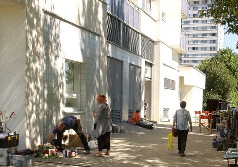 Mitarbeiter des Filmteams statten den Drehort mit Blumen aus (FOTO: JAN MÖBIUS)