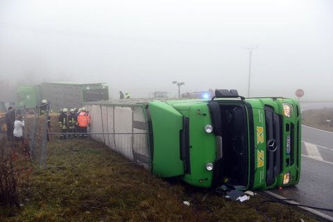 Ein Viehtransporter liegt bei Newel (Kreis Trier-Saarburg) nach einem Unfall auf der Seite. (FOTO: DAPD)