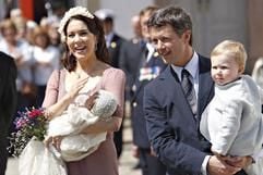 Frederik und Mary mit ihrer kleinen Tochter Isabella Henrietta Ingrid Margrethe. Sie ist das vierte Enkelkind von Königin Margrethe II. (67). (Foto: dpa)