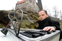 Mit einem Seismographen untersucht Geophysiker Thomas Schicht am Schlossberg in Quedlinburg die Ausbreitung von künstlich erzeugten Schallwellen. Mit den daraus gewonnenen Ergebnissen konnte die Firma Kutec aus Sondershausen in Zusammenwirken mit dem Landesamt für Geologie und Bergwesen ein 3D-Modell vom Schloßberg erzeugen. Der Berg wurde im Rahmen der Untersuchung einer Art Computertomographie unterzogen, weil unterirdische Wasseradern das Gestein aushöhlen. Das Modell ist wichtige Grundlage für die dringend notwendigen Sanierungsarbeiten des teilweise vom Abrutschen bedrohten Schlossbergs. Die Kosten für die Rettung schätzen Experten auf bis zu 17 Millionen Euro. (Foto: dpa)