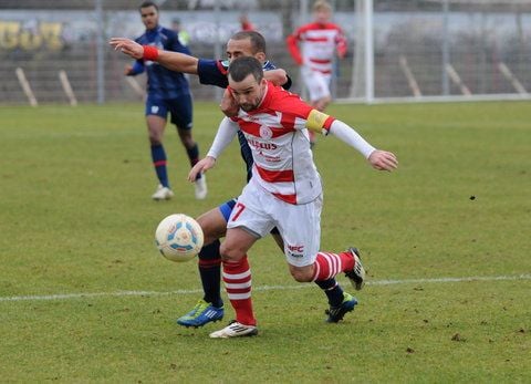 Nico Kanitz behauptet den Ball. (ARCHIVFOTO: ANDREAS LÖFFLER)