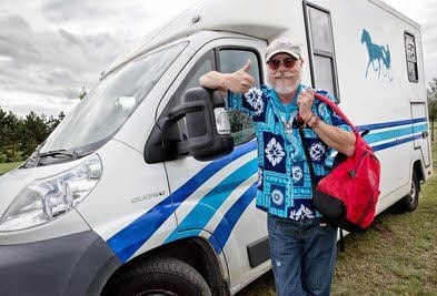 Harpo vor seinem Mobil.