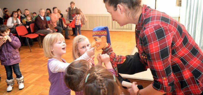 Nach dem Märchen kommt der Kasper zu den Kindern.