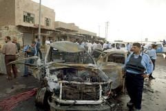 Irakische Sicherheitskräfte untersuchen nach einem Selbstmordanschlag in Kirkuk die Überreste von Fahrzeugen. (Foto: dpa)