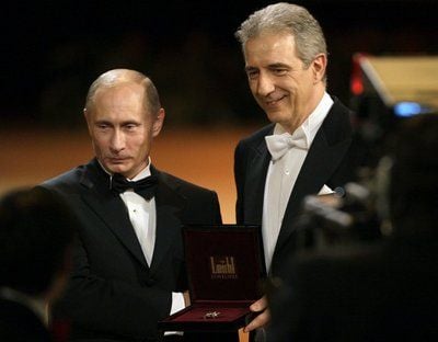 Der sächsische Ministerpräsident Stanislaw Tillich (CDU, r) überreicht dem russischen Ministerpräsidenten Wladimir Putin den Ehrenpreis des 4. SemperOpernballes im Ballsaal der historischen Semperoper in Dresden. (FOTO: DPA)