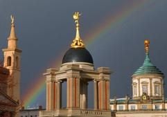 Kurz nach einem Regenschauer spannt sich ein Regenbogen über das Fortunaportal (M.) und das Alte Rathaus (r.) in Potsdam. Brandenburgs Landeshauptstadt ist am 2. und 3. Oktober die Gastgeberstadt für die zentralen Feiern zum 15. Tag der Deutschen Einheit. (Foto: dpa)