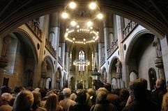 Die gut besuchte Schlosskirche der Lutherstadt Wittenberg während eines Festgottesdienstes am Sonntag (31.10.2004). Mit Gottesdiensten und zahlreichen Veranstaltungen feiern die evangelischen Christen den Reformationstag. Am 31.10.1517 schlug der damalige Professor für Moralphilosophie, Martin Luther, seine 95 Thesen wider der päpstlichen Ablaßpraxis an die Tür der Wittenberger Schlosskirche. Die Auflehung gegen den Ablaßhandel der katholischen Kirche, eine auferlegte Bußleistung nach begangener Sünde, war der Beginn der Reformation der Kirche durch Martin Luther. (Foto: dpa)